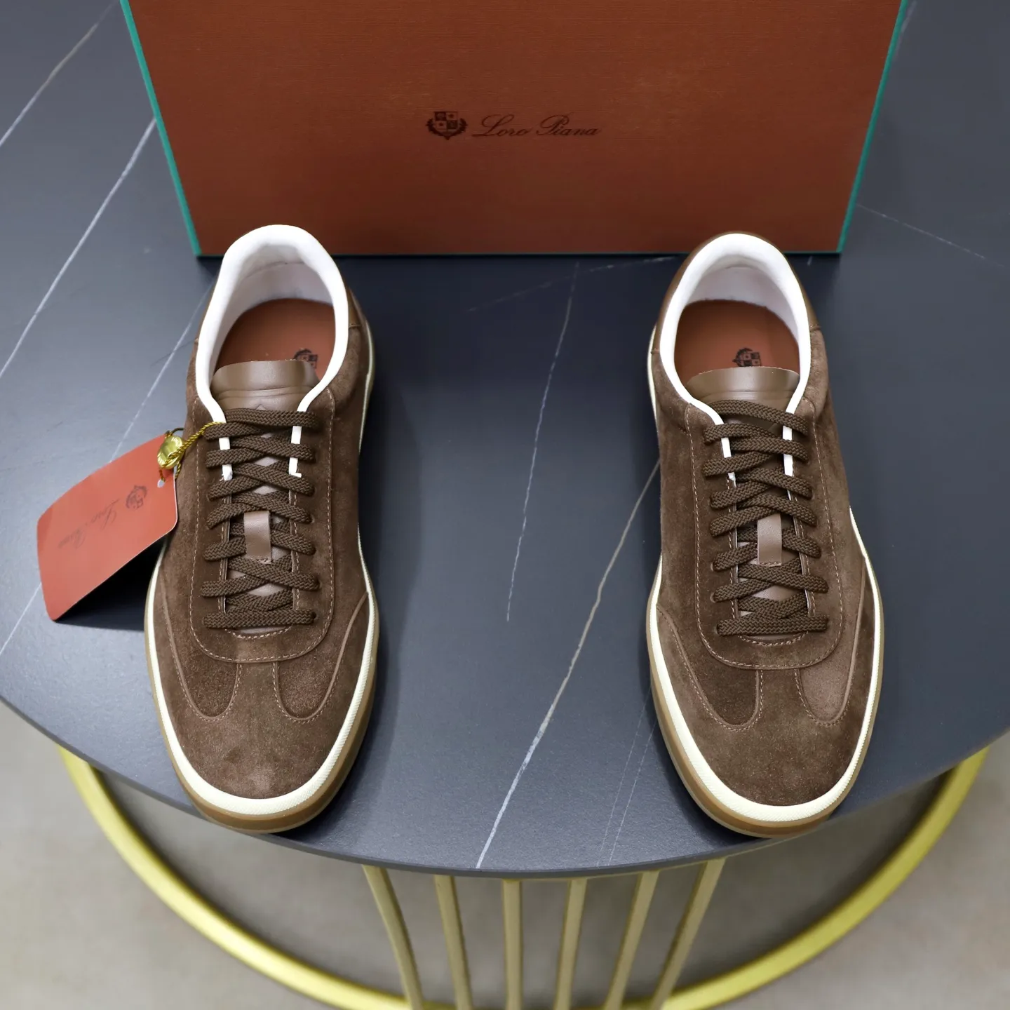 Ex-factory price: 560💰Loro Riana men’s moral training sneakers! Made from high-quality materials and designed in a low-cut silhouette, it offers an elegant and stylish look that's suitable for year-round wear. The unique double-layer sole aesthetic design, caramel cup-shaped outsole is decorated with off-white rubber trim, creating an attractive color combination. Pair with tailored pieces or jeans for a sophisticated yet casual look. The heel is decorated with soft cow leather tongue with Kummel color inserts and cotton laces with embossed LP logo. Upper: cow split suede. Lining: original thickened soft sheepskin. Size: 38-39-40-41-42-43-44 (customized in 45.46)